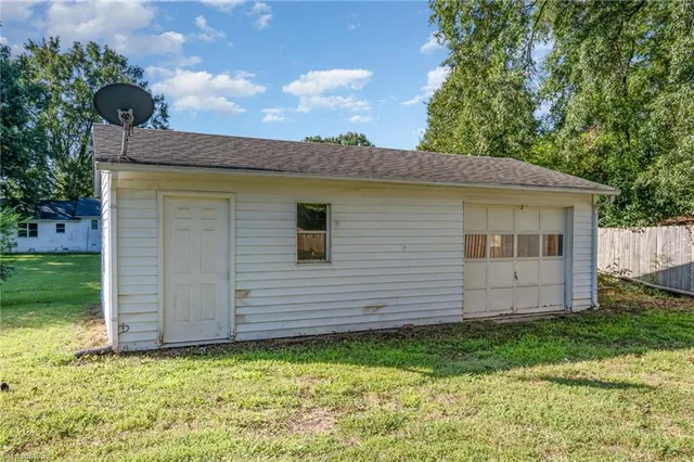 $1,400 | 218 Joyce Street, Madison, NC 27025