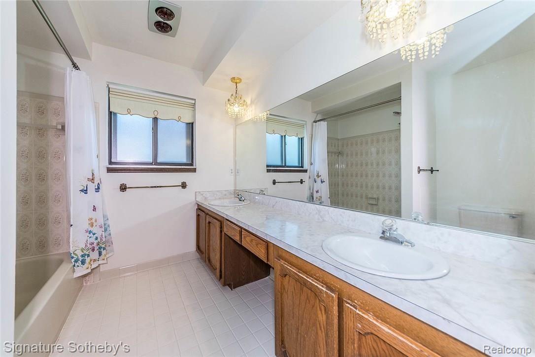11403 Common Road Warren, MI 48093 - Photo 26 of 35 Hall Bath with separate tub and shower