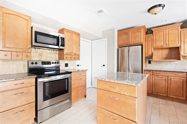 $2,900 | 10 Bartlett Commons, Yaphank, NY 11980