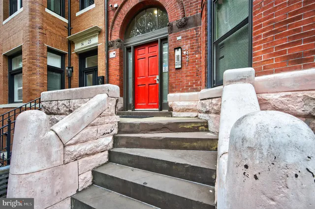 a view of entryway with outdoor