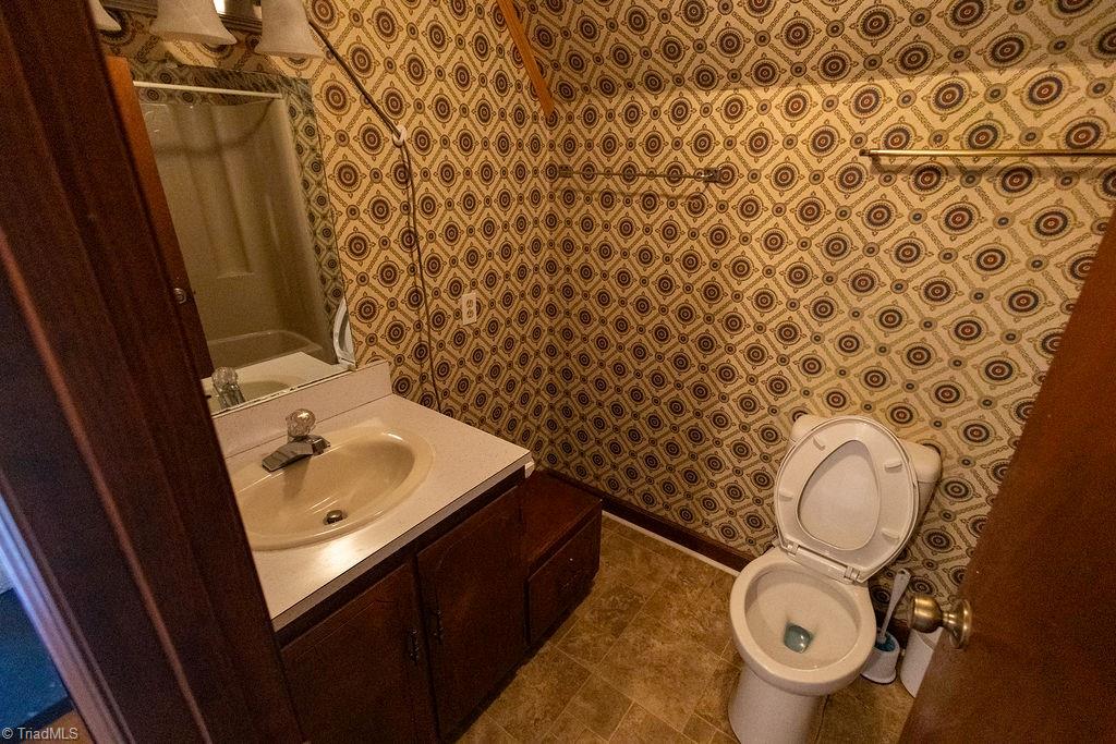 331 Collins Road Dobson, NC 27017 - Photo 29 of 50 Apartment above attached garage - Full Bath