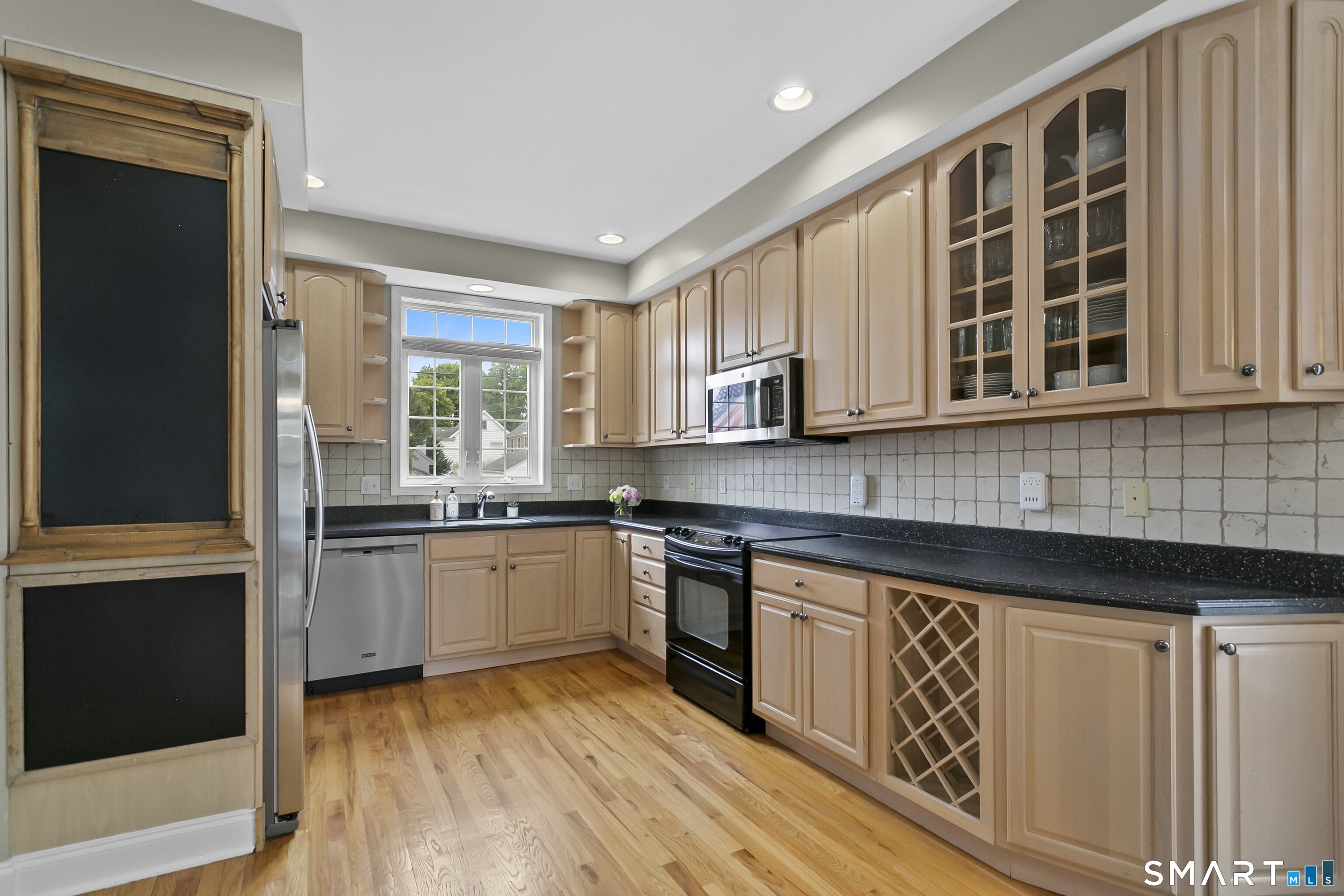 896 Riverside Drive Fairfield, CT 06824 - Photo 10 of 31