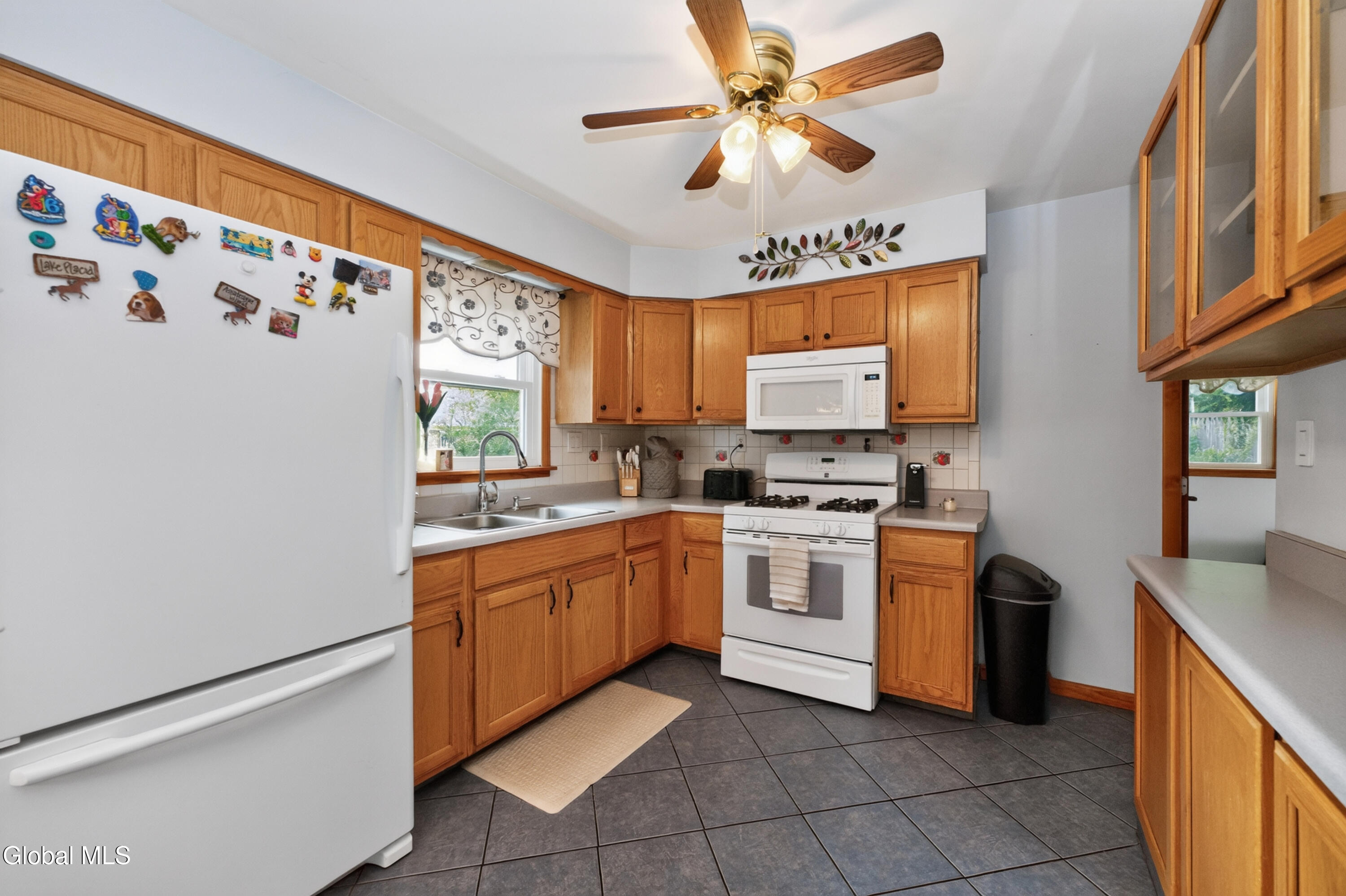 27 Fellows Road Halfmoon, NY 12065 - Photo 16 of 54 2 Kitchen 6