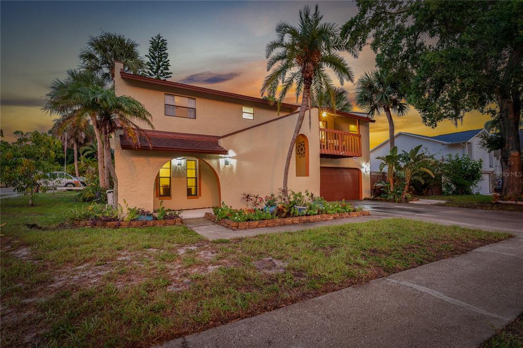 WELCOME TO THIS PALM HARBOR POOL HOME!