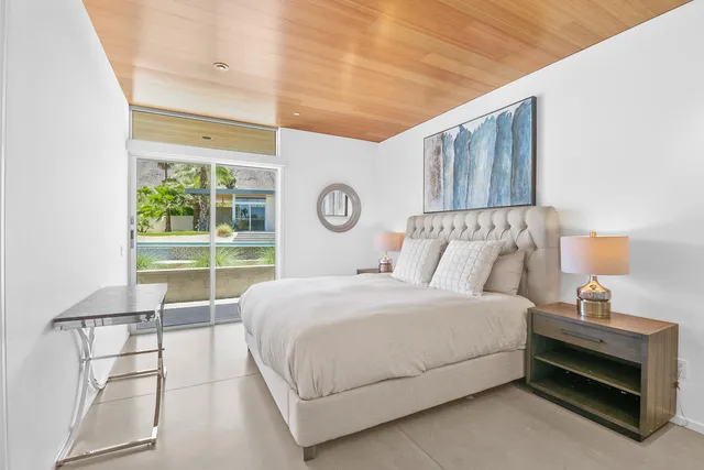 a en suite bathroom with double vanity and a mirror