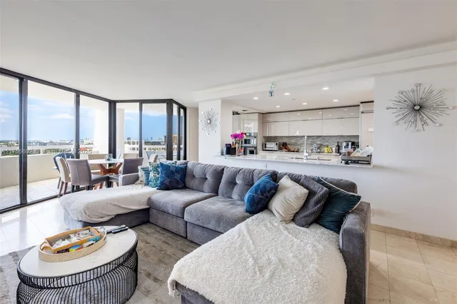 $485,000 | 1000 Quayside Terrace, Unit PH5, Miami, FL 33138