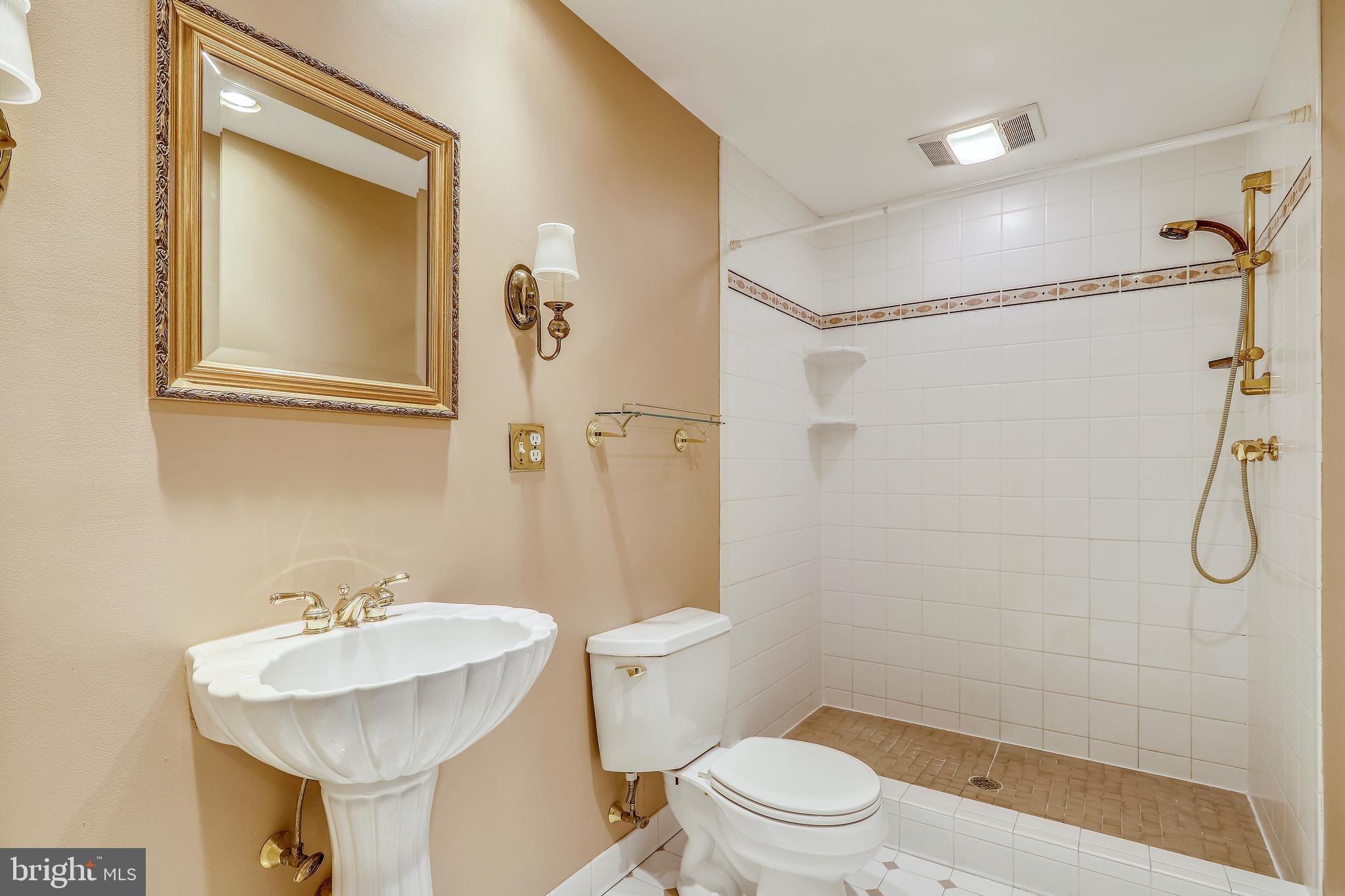 11817 Smoketree Road Potomac, MD 20854 - Photo 13 of 60 Main floor bathroom