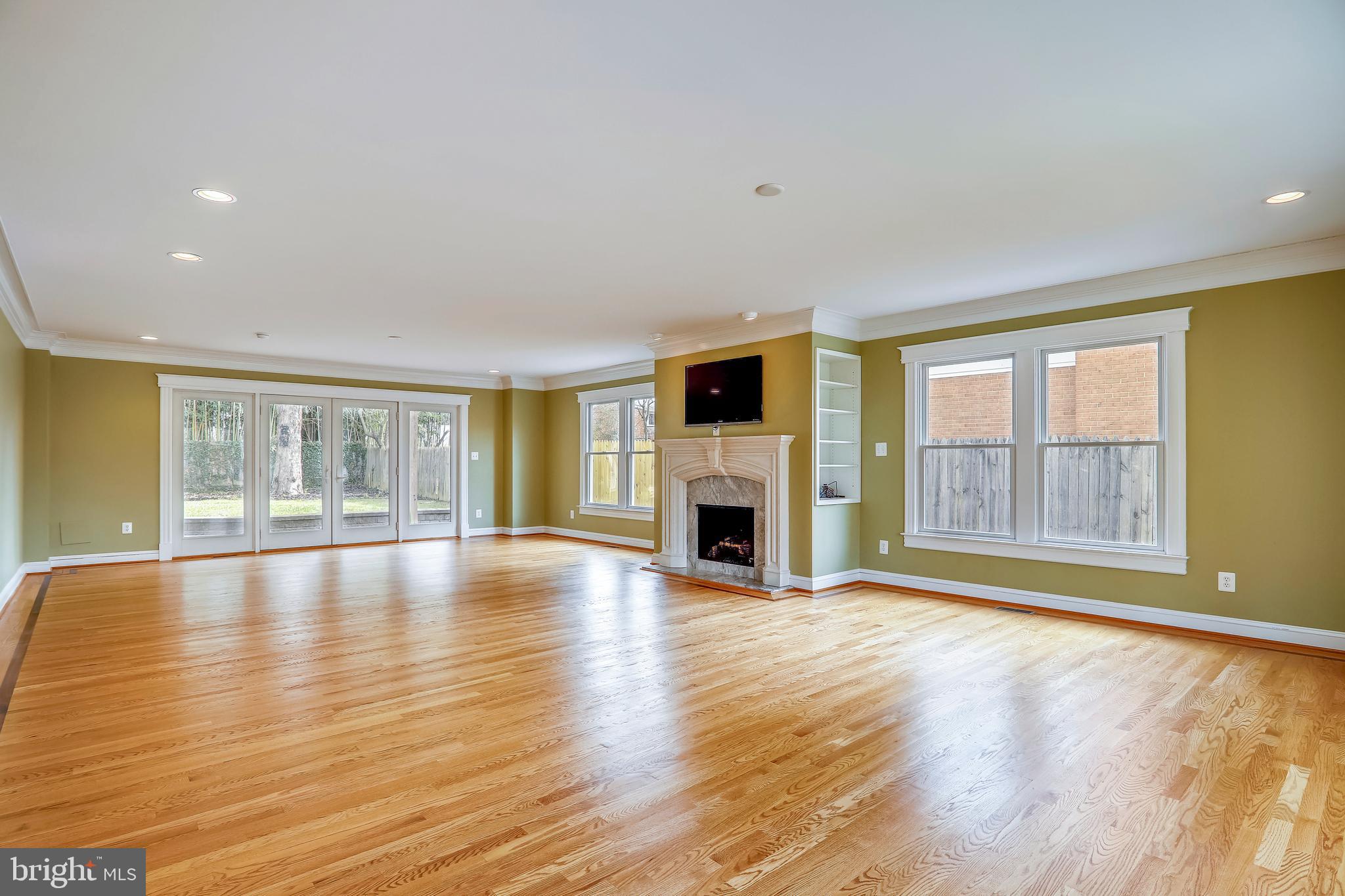 11817 Smoketree Road Potomac, MD 20854 - Photo 3 of 60 Great Room with gas logs