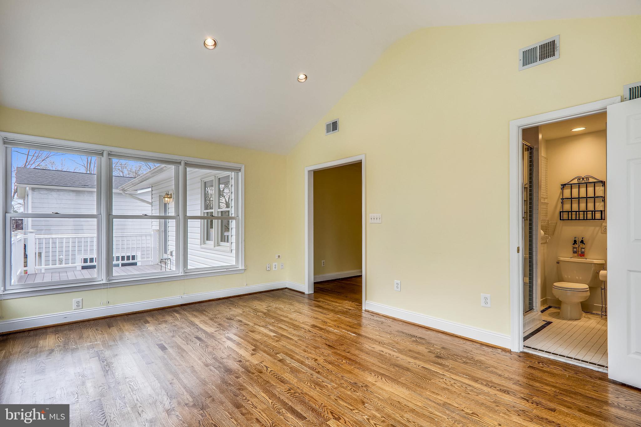 11817 Smoketree Road Potomac, MD 20854 - Photo 27 of 60 Access to shared bathroom