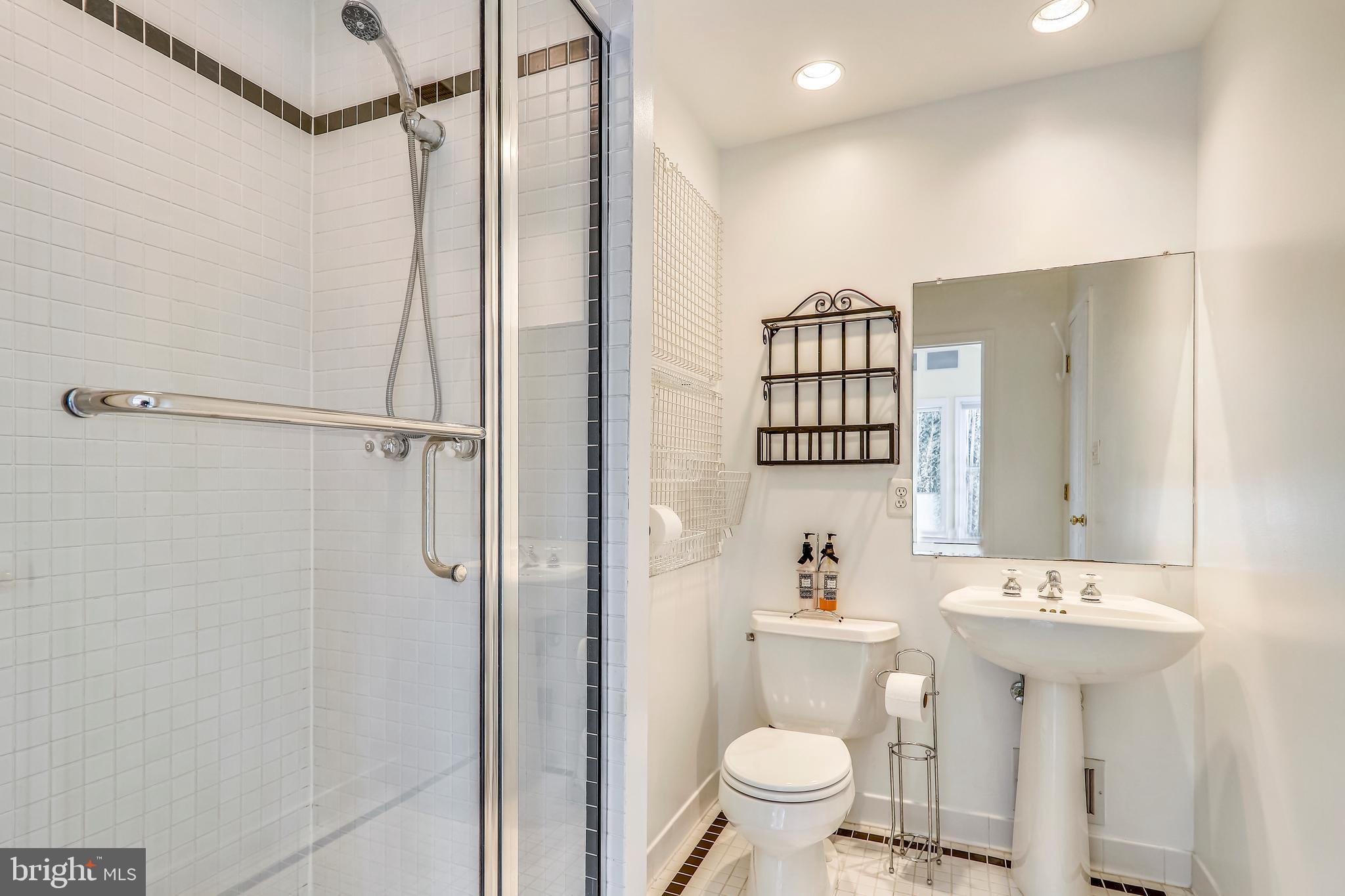 11817 Smoketree Road Potomac, MD 20854 - Photo 28 of 60 Jack and Jill Bathroom