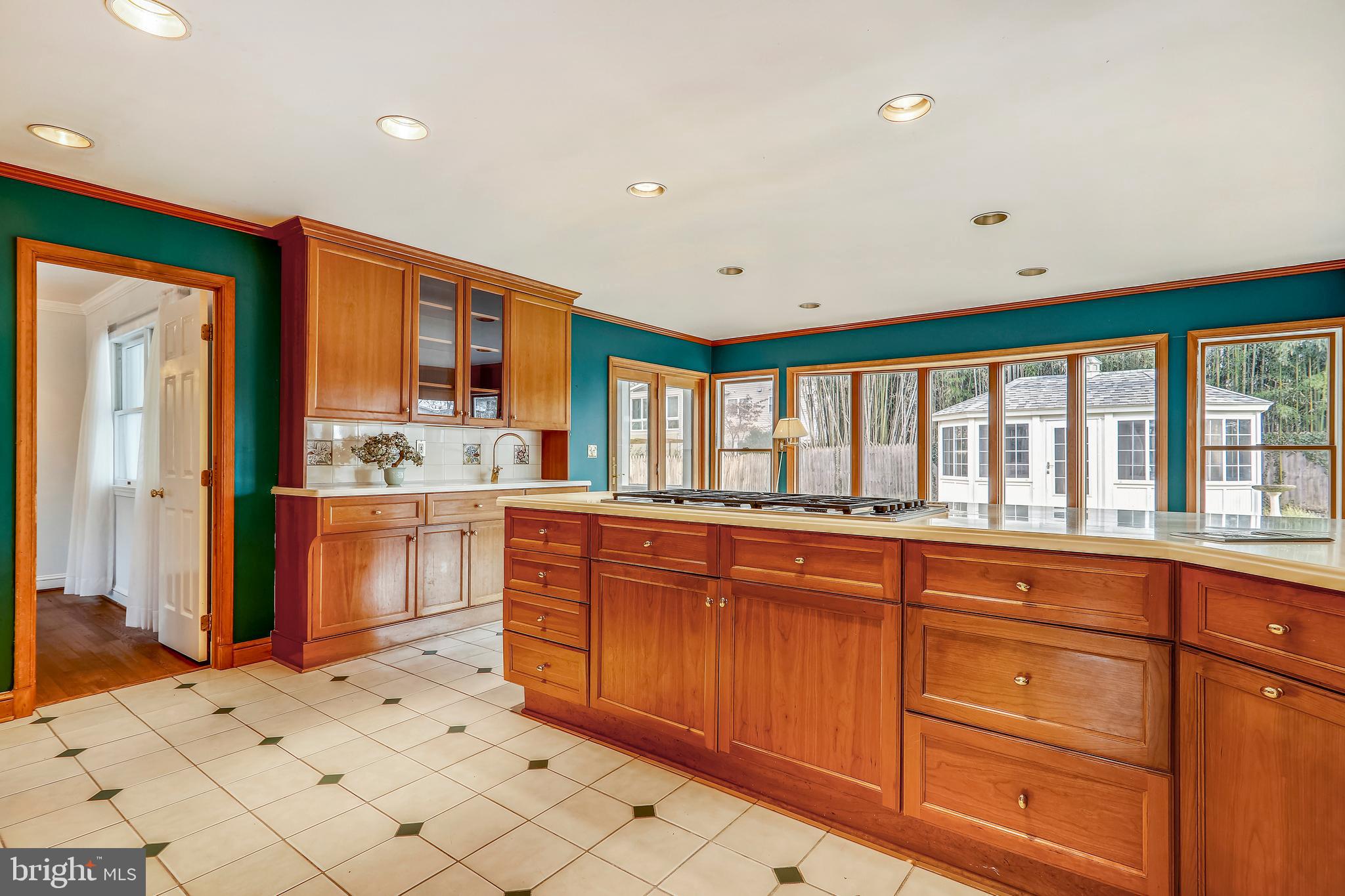 11817 Smoketree Road Potomac, MD 20854 - Photo 7 of 60 Kitchen peninsula and sideboardc
