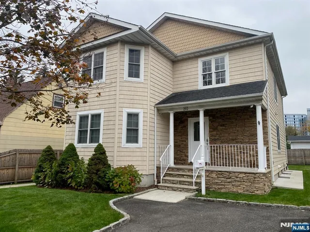 $3,150 | 292 Hemlock Terrace South, Unit 2, Teaneck, NJ 07666