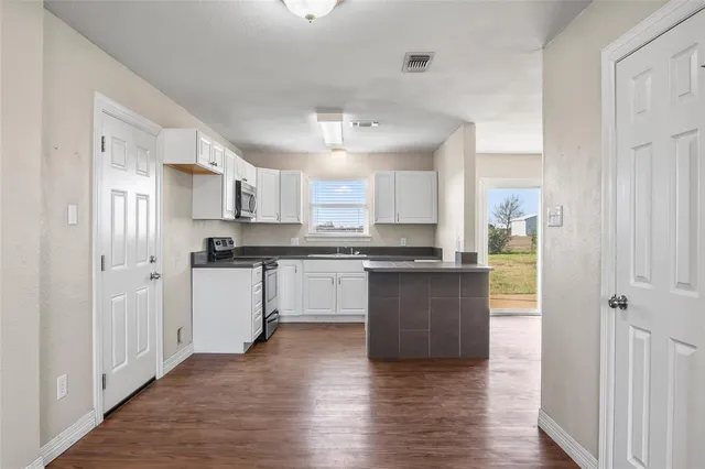 $449,900 | 396 Bobcat Road, Sanger, TX 76266