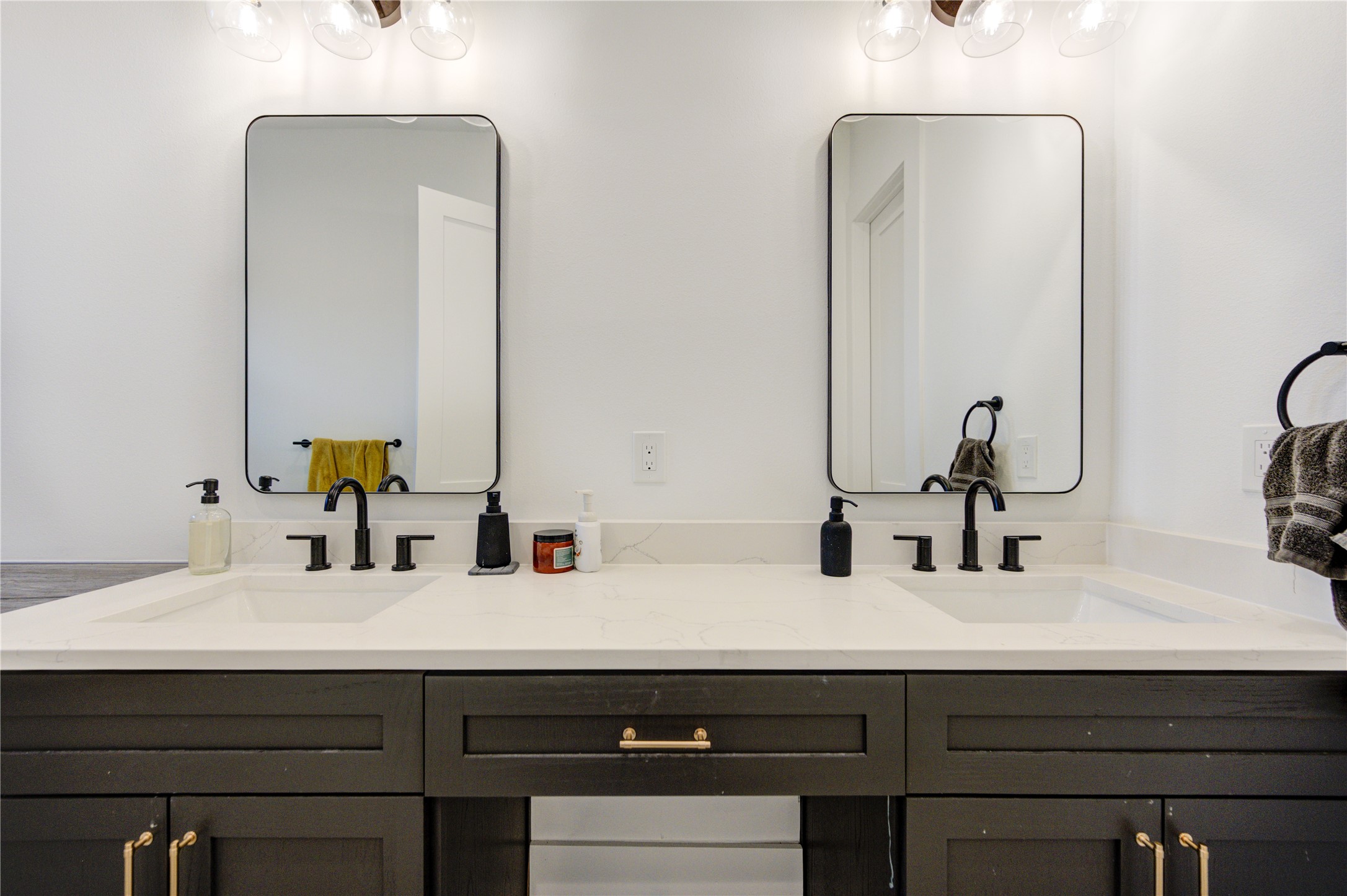 18 Sidney Street, Unit A Houston, TX 77003 - Photo 19 of 30 a bathroom with double vanity sinks and a mirror