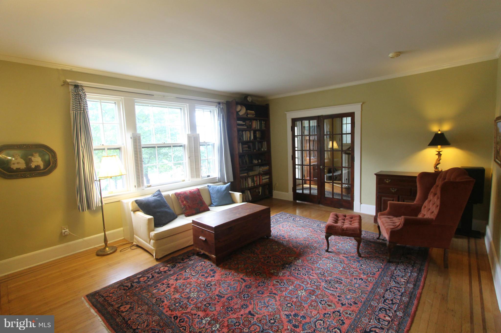 707 Winans Way Baltimore, MD 21229 - Photo 5 of 29 Living Room
