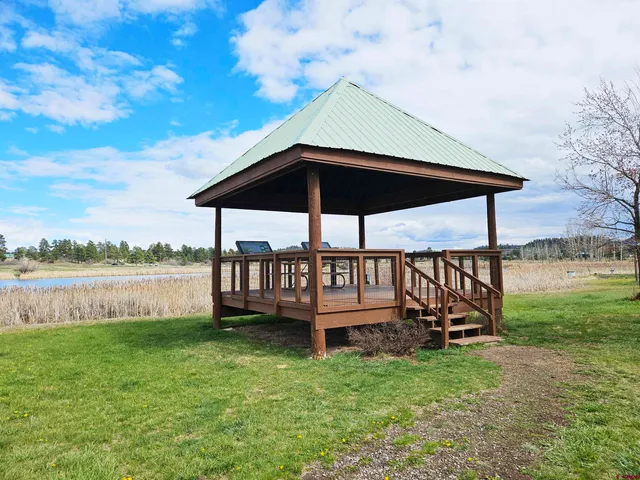 a picture of a bench