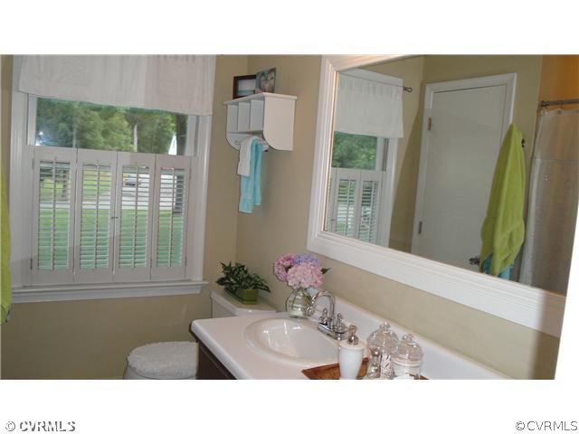 1908 Graves Road Sandston, VA 23150 - Photo 9 of 12 Interior Space/Layout - bath room