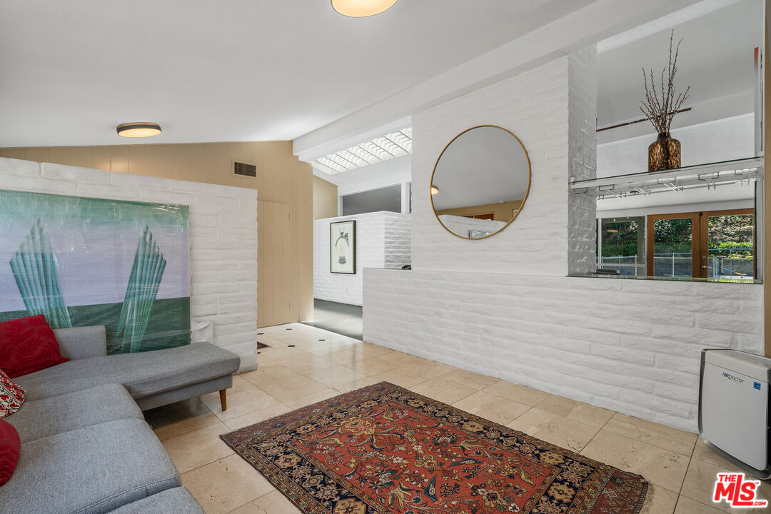 3641 Woodcliff Road Los Angeles, CA 91403 - Photo 9 of 26