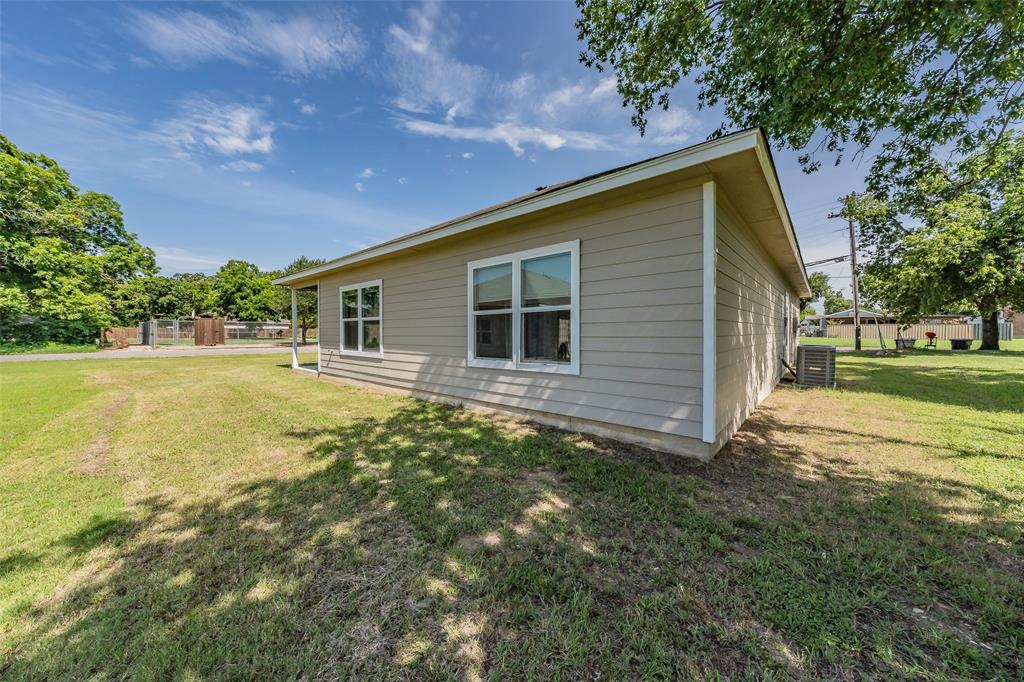 402 Robbins Street Cleburne, TX 76031 - Photo 6 of 40