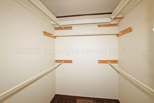 a view of empty room with window