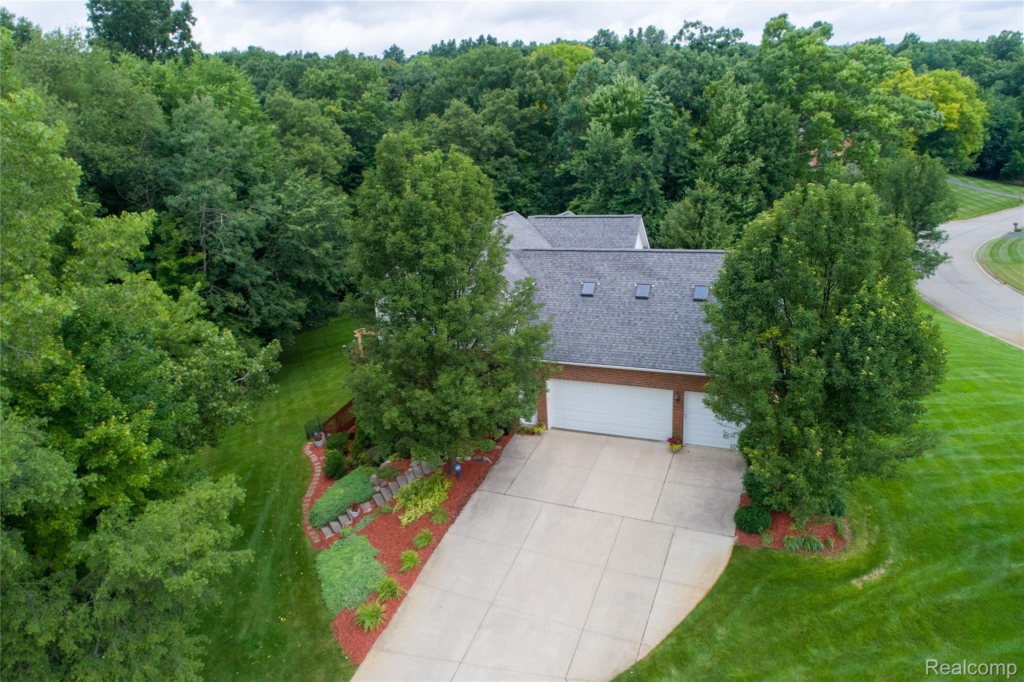 9449 Quail Ridge Run Brighton, MI 48114 - Photo 10 of 71 DJI_0268.jpg