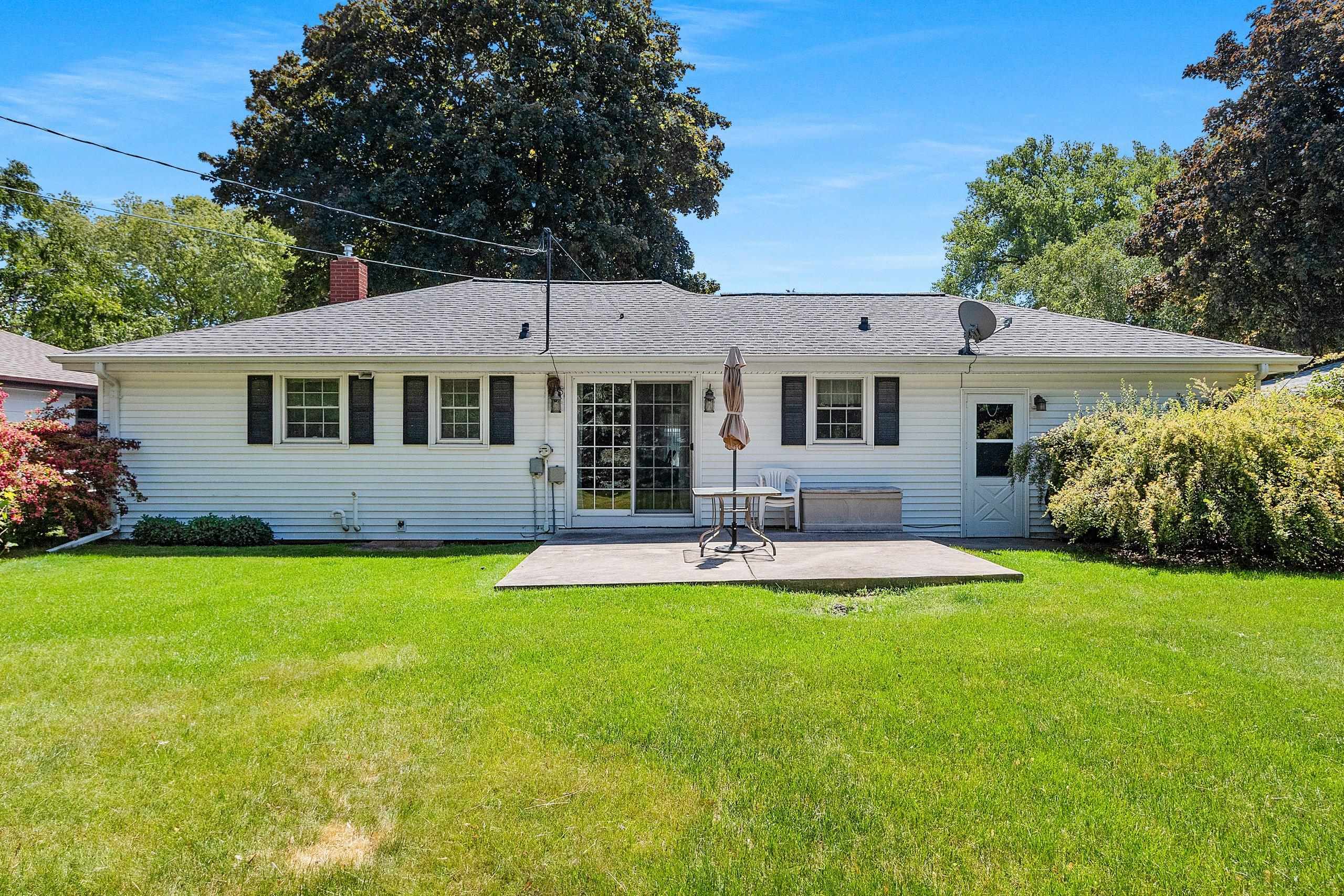 1430 Oak Ridge Drive Green Bay, WI 54304 - Photo 7 of 44