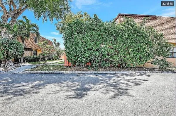 $399,000 | 2415 West 67th Place, Unit 811, Hialeah, FL 33016