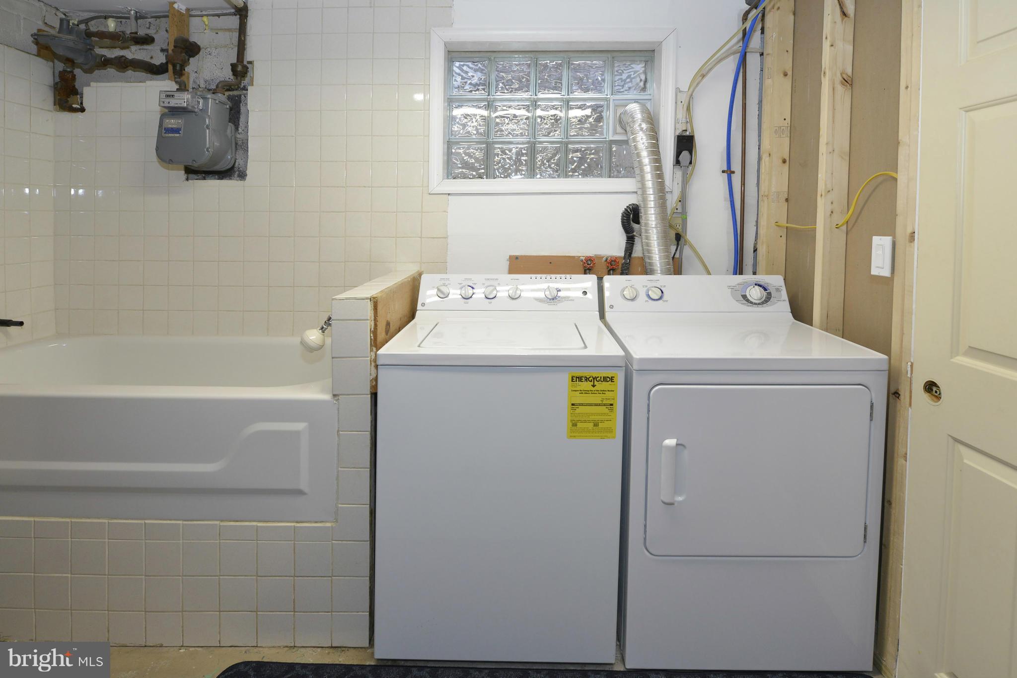 9100 Sudbury Road Silver Spring, MD 20901 - Photo 20 of 30 a utility room with dryer and washer