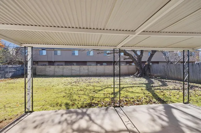 a view of a backyard