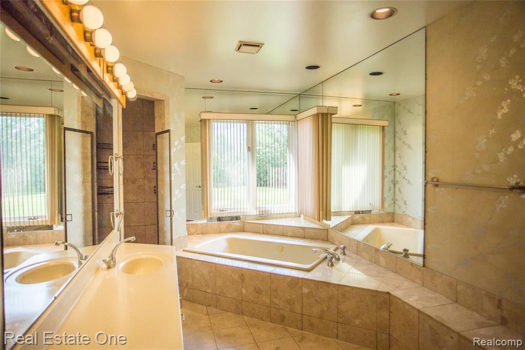 673 Augusta Drive Rochester Hills, MI 48309 - Photo 19 of 36