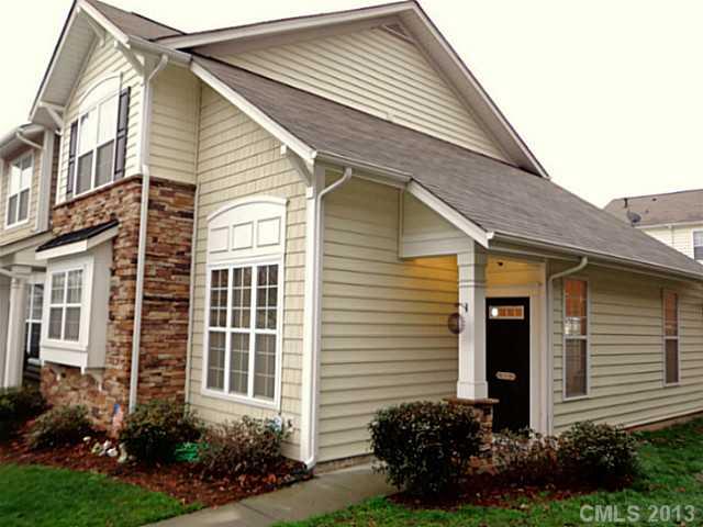 904 Copperstone Lane, Unit 182 Fort Mill, SC 29708 - Photo 2 of 14 a front view of a house with garden