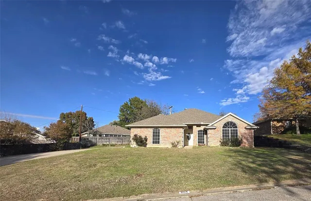$325,000 | 604 Valleyridge Court, Decatur, TX 76234