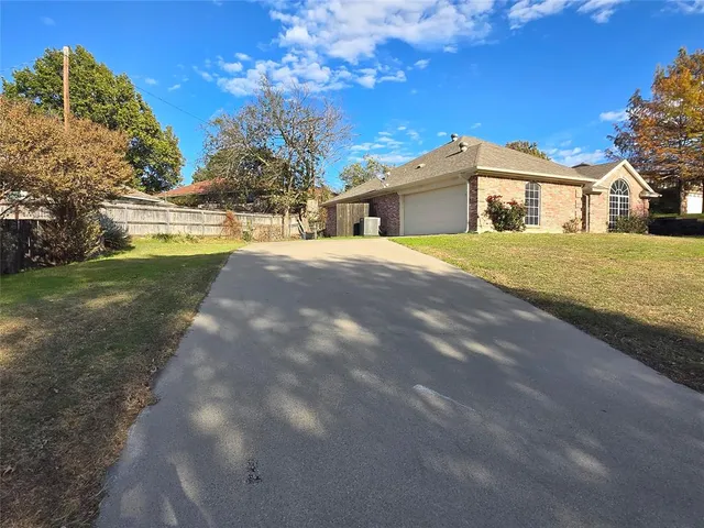 $325,000 | 604 Valleyridge Court, Decatur, TX 76234