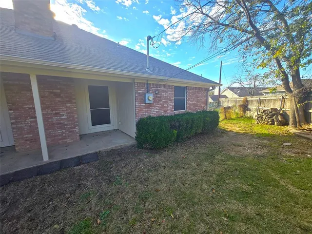 $325,000 | 604 Valleyridge Court, Decatur, TX 76234