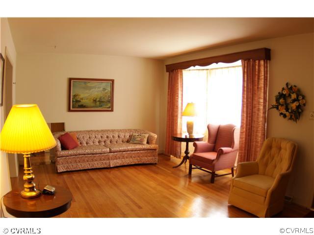 8300 Kalb Road Richmond, VA 23229 - Photo 5 of 12 Living Room - This is the view of the living room