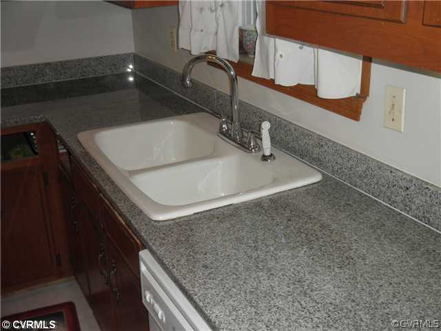 8300 Kalb Road Richmond, VA 23229 - Photo 6 of 12 Kitchen - NEW granite counter tops