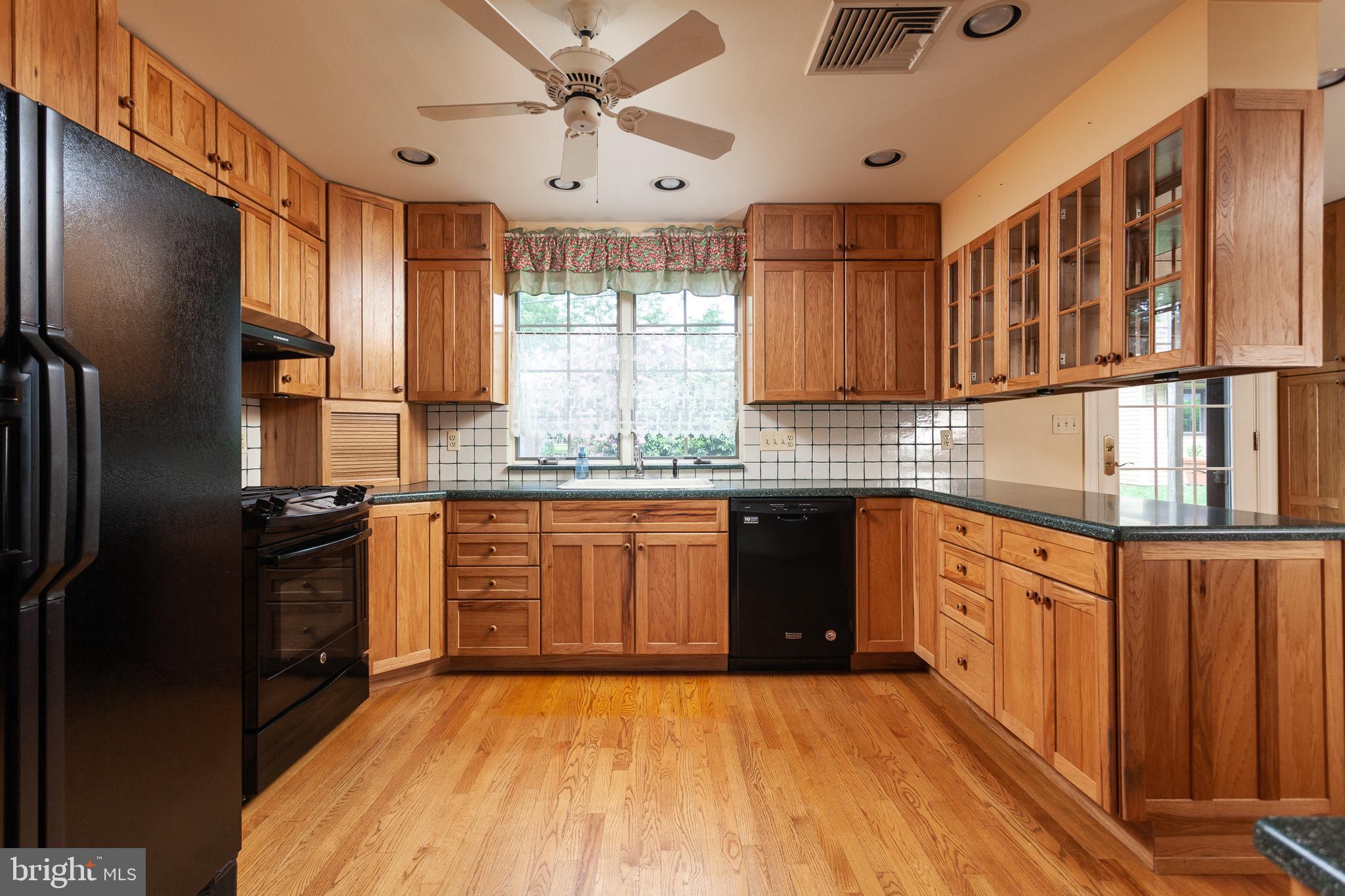 7109 Rich Hill Road Baltimore, MD 21212 - Photo 11 of 39 Large kitchen w/ plenty of counter & cabinet space
