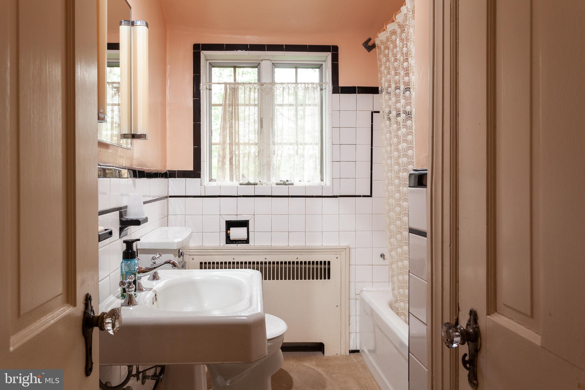 7109 Rich Hill Road Baltimore, MD 21212 - Photo 22 of 39 2nd floor bath