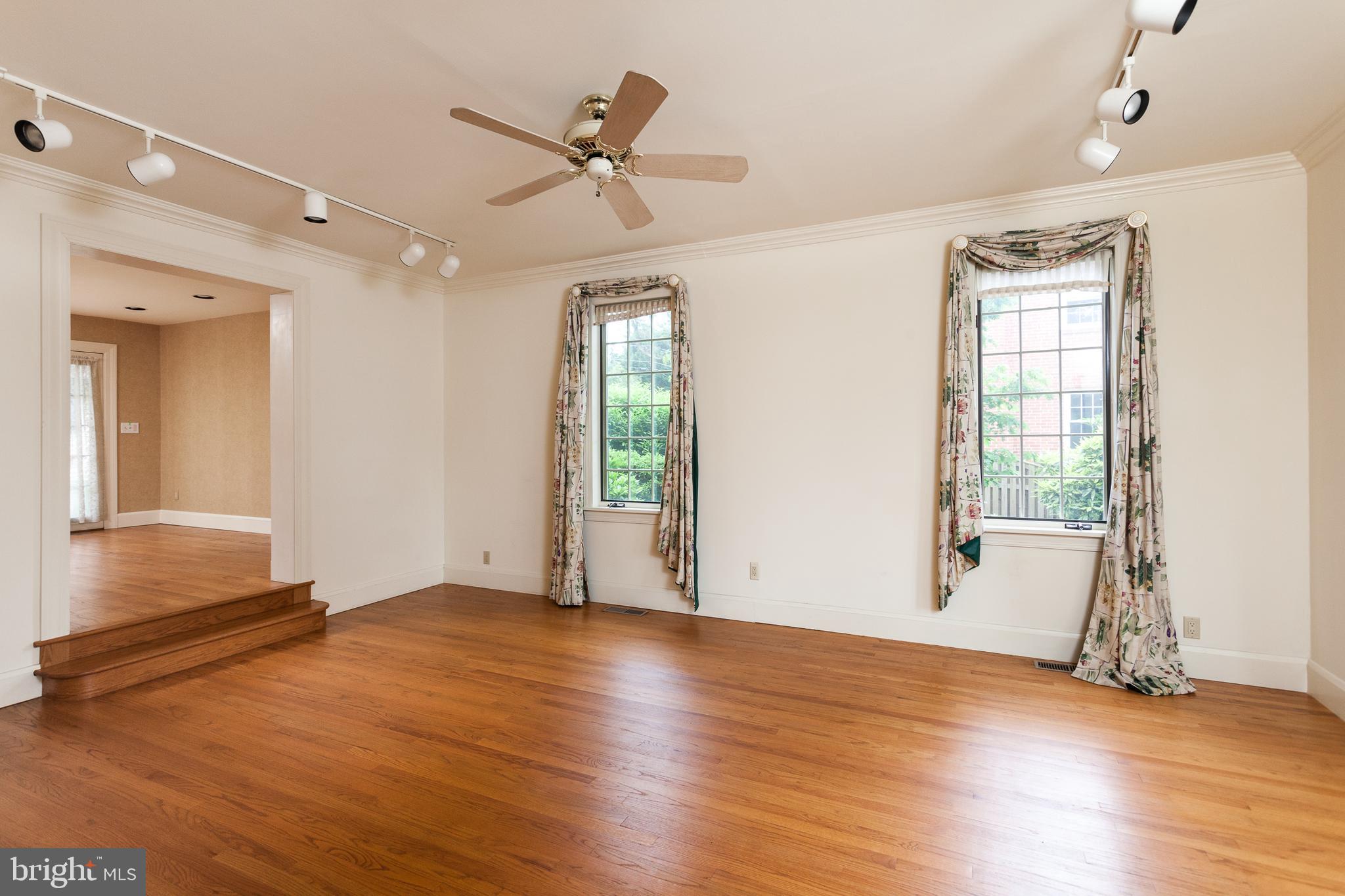 7109 Rich Hill Road Baltimore, MD 21212 - Photo 4 of 39 Living Room