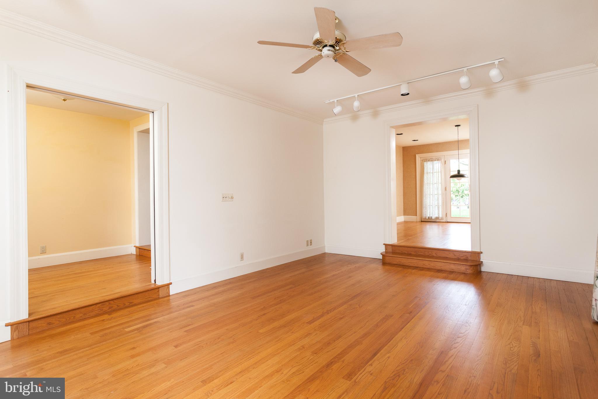 7109 Rich Hill Road Baltimore, MD 21212 - Photo 5 of 39 Living Room