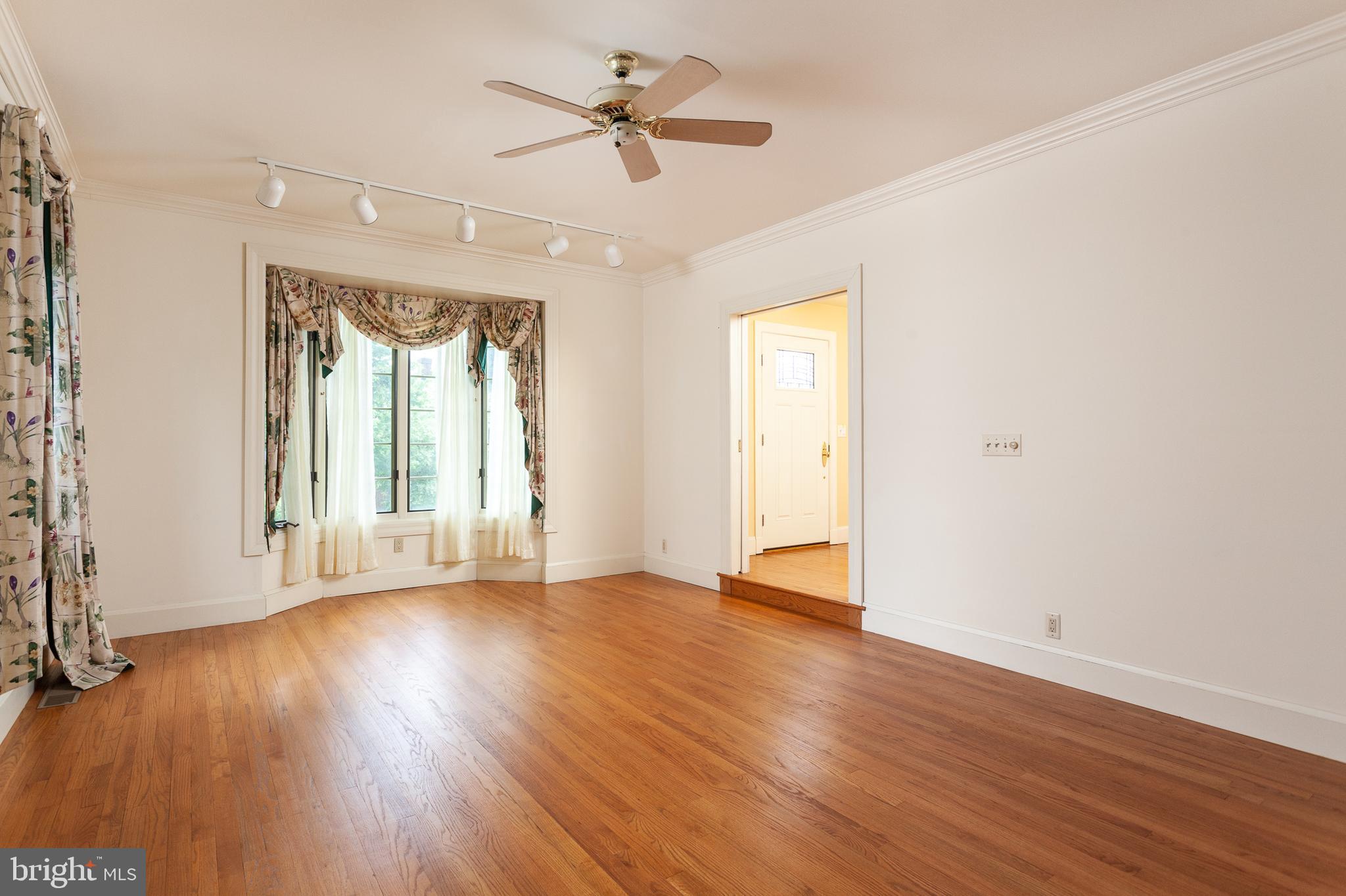 7109 Rich Hill Road Baltimore, MD 21212 - Photo 6 of 39 Living Room