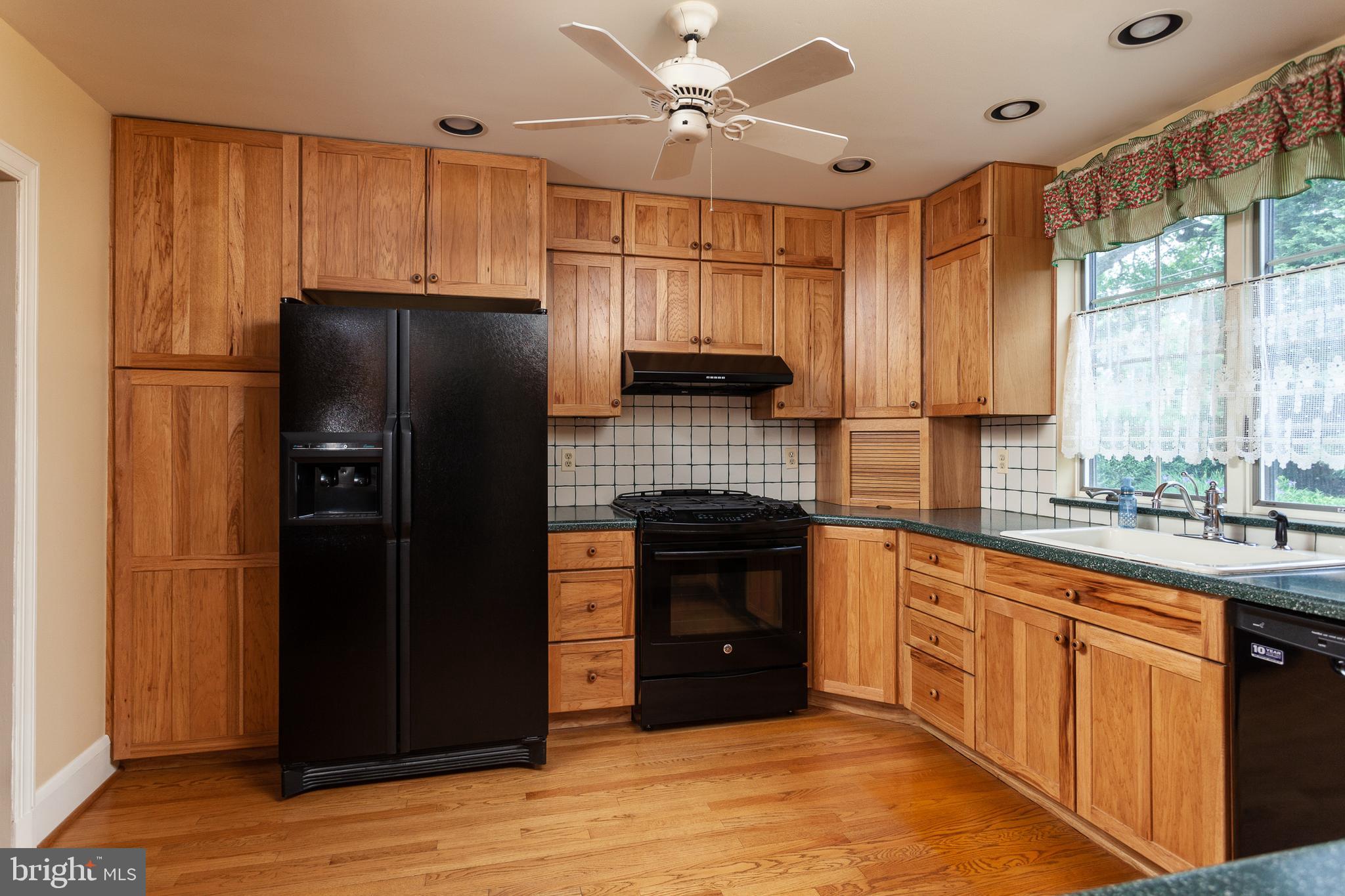 7109 Rich Hill Road Baltimore, MD 21212 - Photo 9 of 39 Large kitchen w/ plenty of counter & cabinet space
