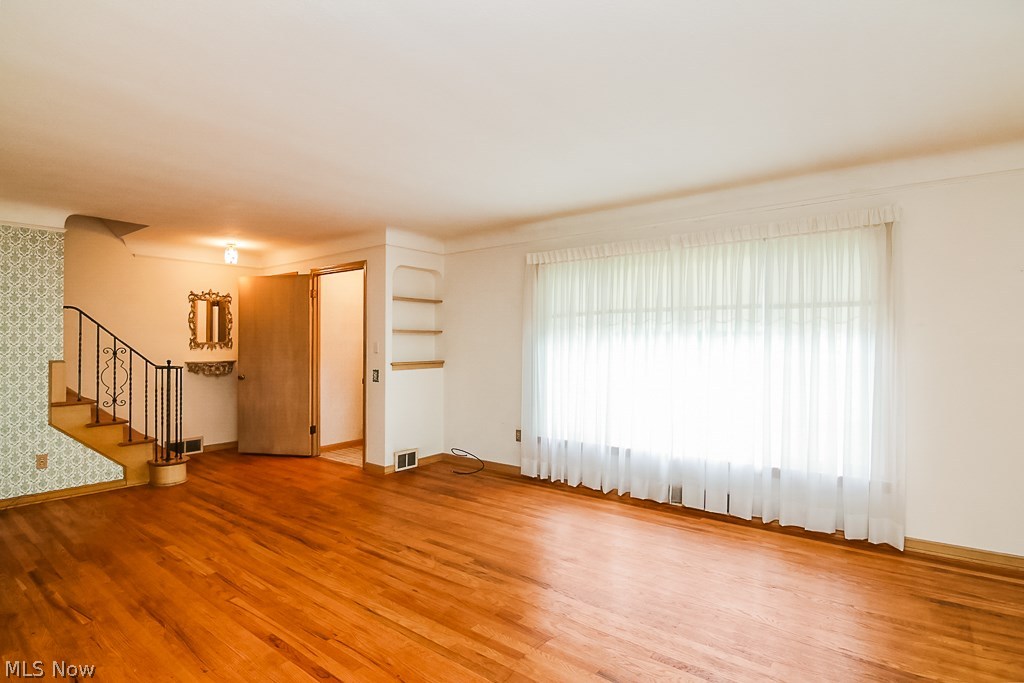 1169 Roland Road Lyndhurst, OH 44124 - Photo 4 of 30