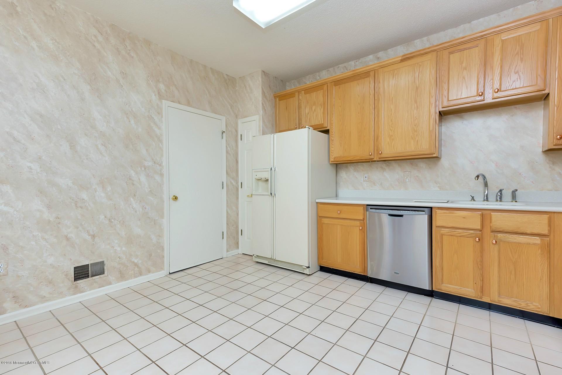 31 Riva Boulevard, Unit 616 Brick, NJ 08723 - Photo 8 of 15 Kitchen2