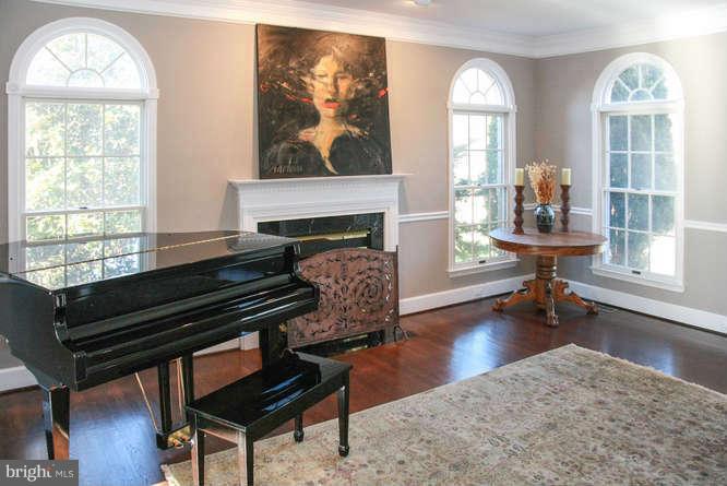 10623 Vale Road Oakton, VA 22124 - Photo 5 of 30 Living Room