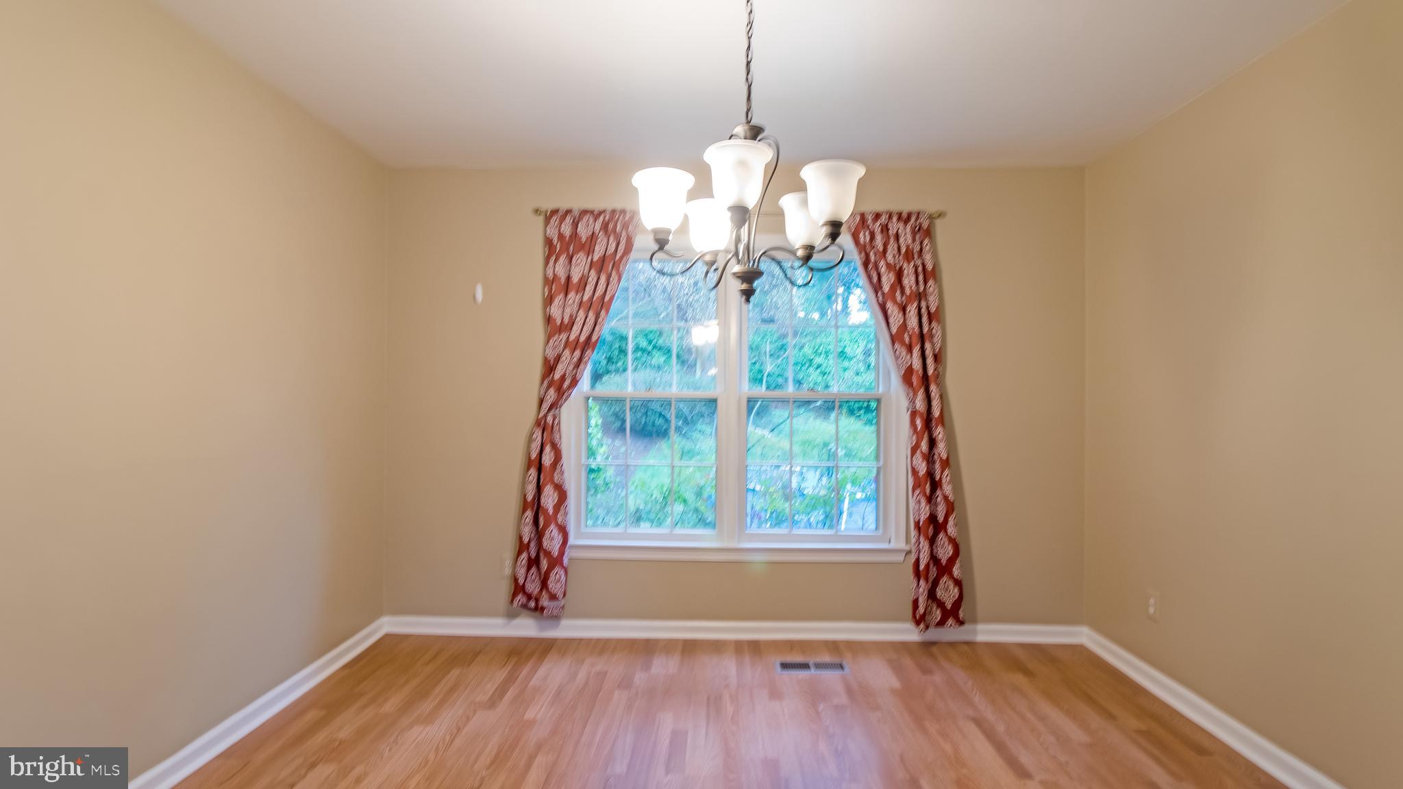 9844 Dellcastle Road Gaithersburg, MD 20886 - Photo 8 of 41 Dining Room