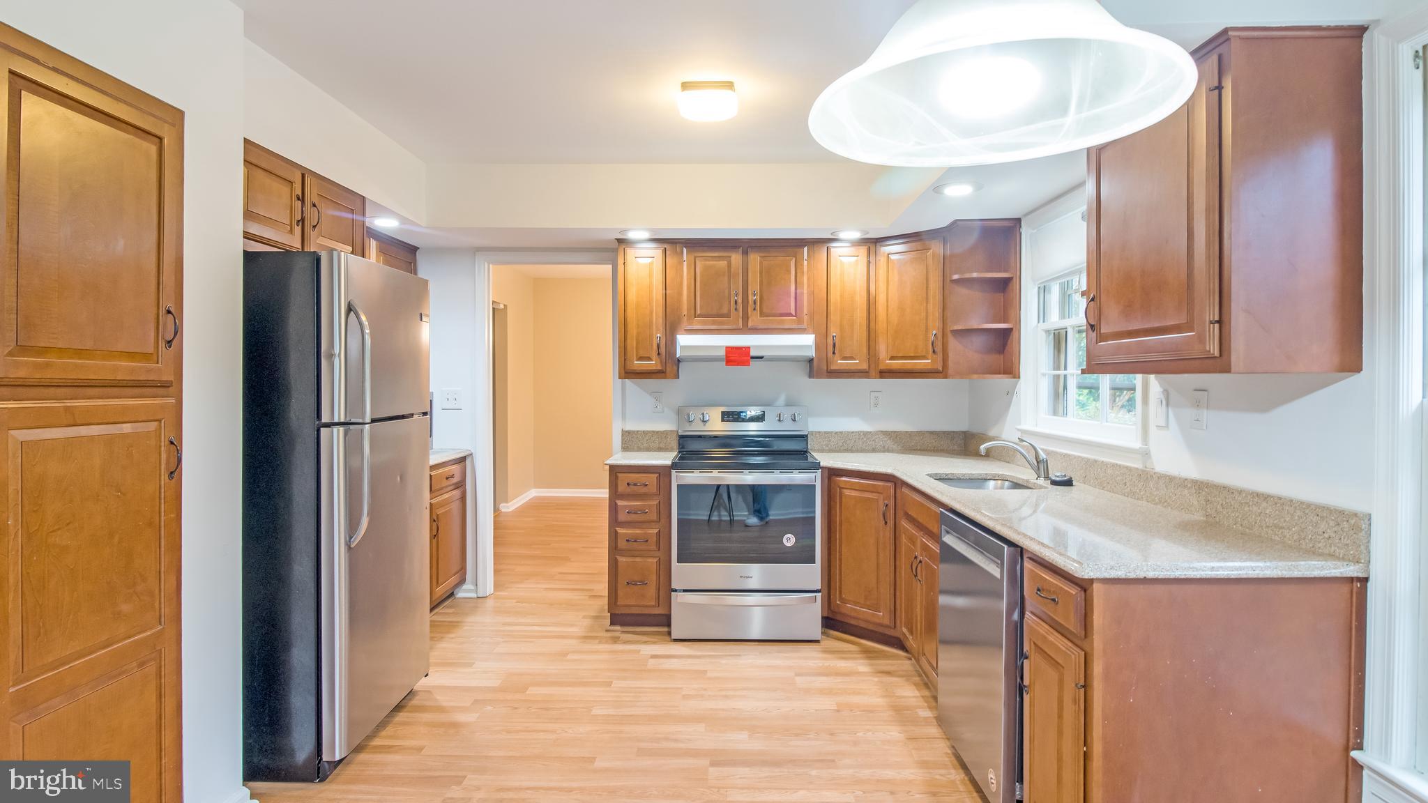 9844 Dellcastle Road Gaithersburg, MD 20886 - Photo 10 of 41 Kitchen