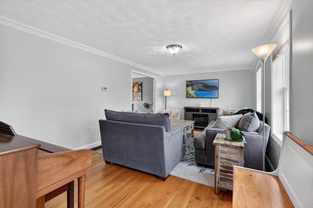 18 Prospect Street Amesbury, MA 01913 - Photo 3 of 31