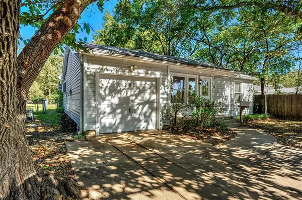 $1,425 | 411 West Taylor Street, Sherman, TX 75092