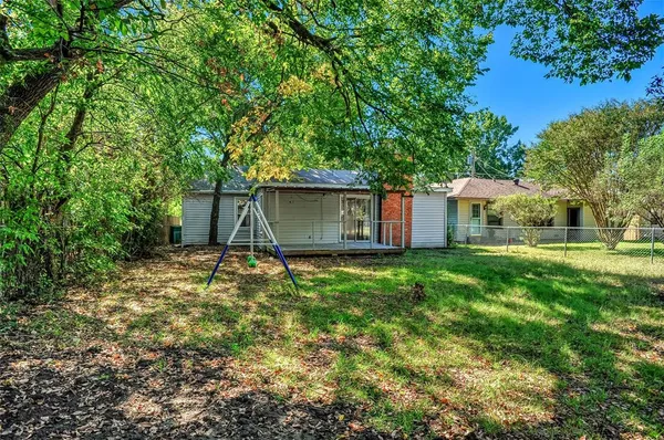 $1,425 | 411 West Taylor Street, Sherman, TX 75092